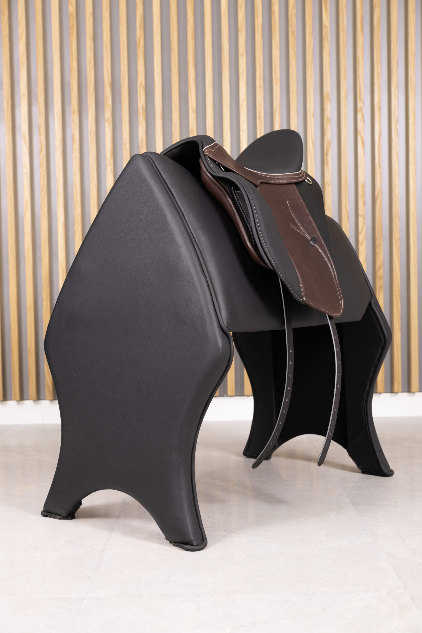 nord-star-produkt-anatomisches-design-flexibler-sattelbaum-handgestickte-details